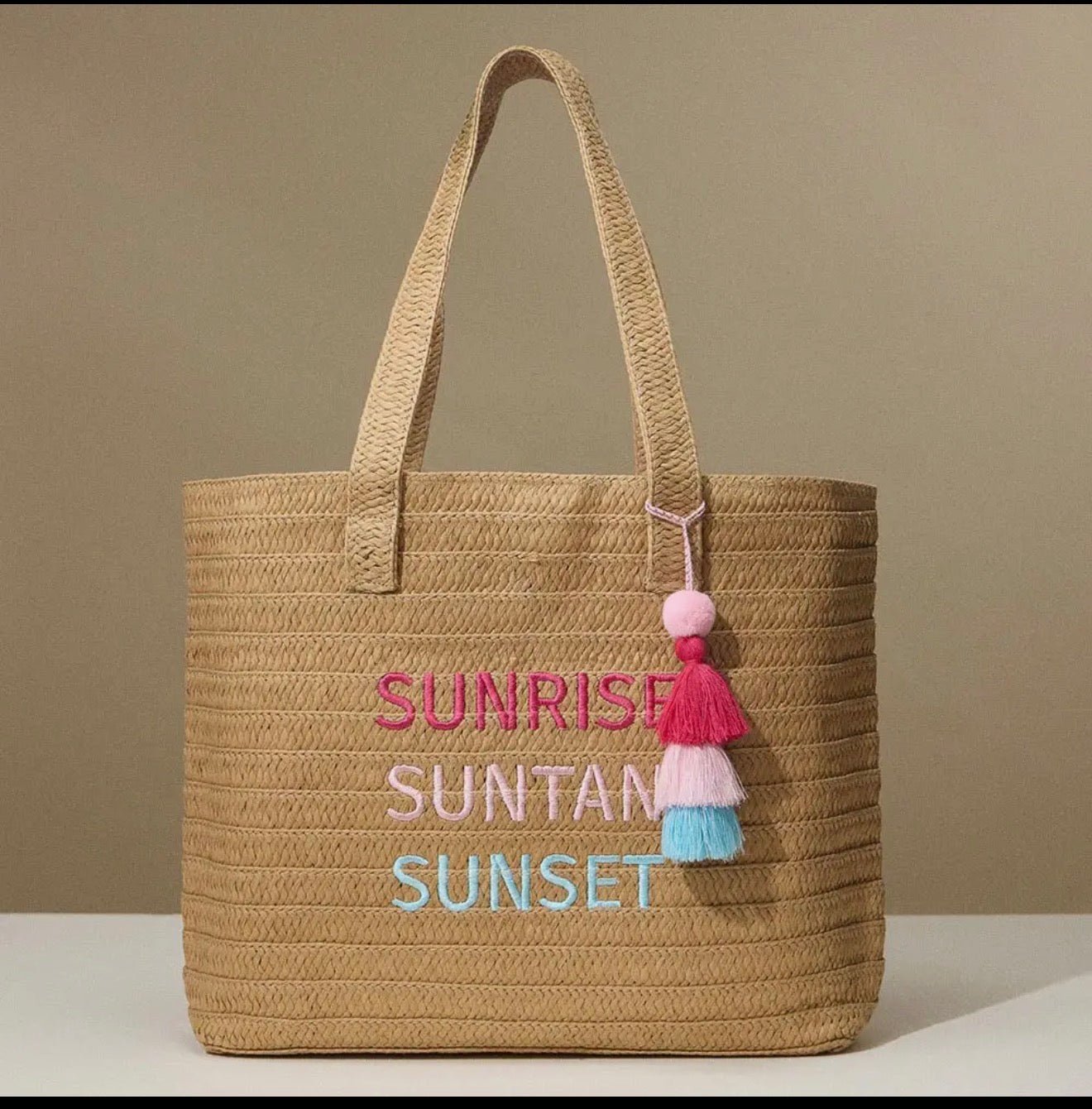 Sommertaske i papyrus - raffia med broderet tekst: SUNRISE SUNTAN SUNSET - GlowNordi